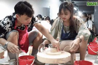 Giới trẻ Hà Nội thích thú với trải nghiệm tự tay biến đất sét thành đồ dùng