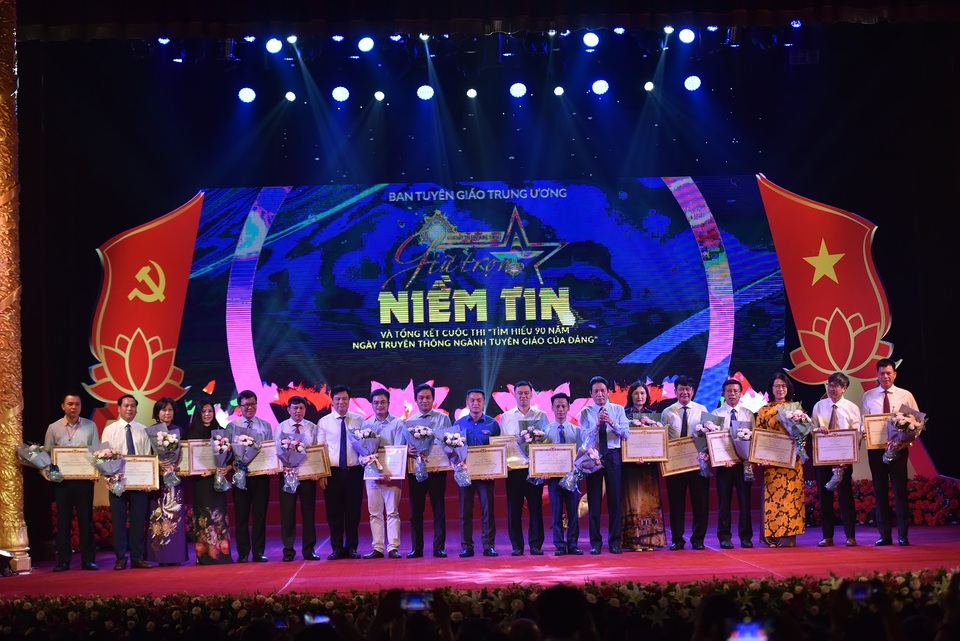 Trao giải cuộc thi tìm hiểu 90 năm ngành Tuyên giáo của Đảng - 6 Trao giải cuộc thi tìm hiểu 90 năm ngành Tuyên giáo của Đảng - 6