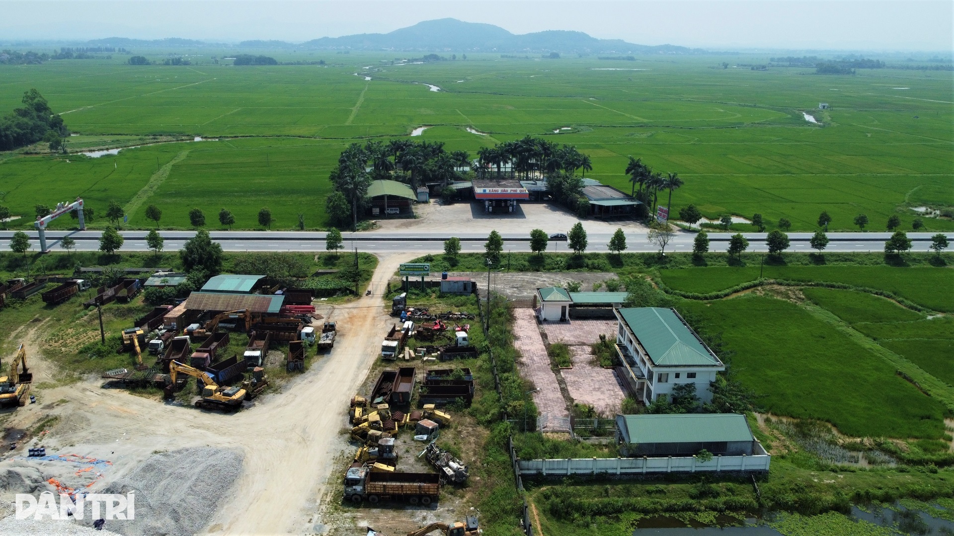Trụ sở tiền tỷ bỏ hoang vì thiếu đường vào, cán bộ làm việc tại nhà dột nát - 12 Trụ sở tiền tỷ bỏ hoang vì thiếu đường vào, cán bộ làm việc tại nhà dột nát - 12