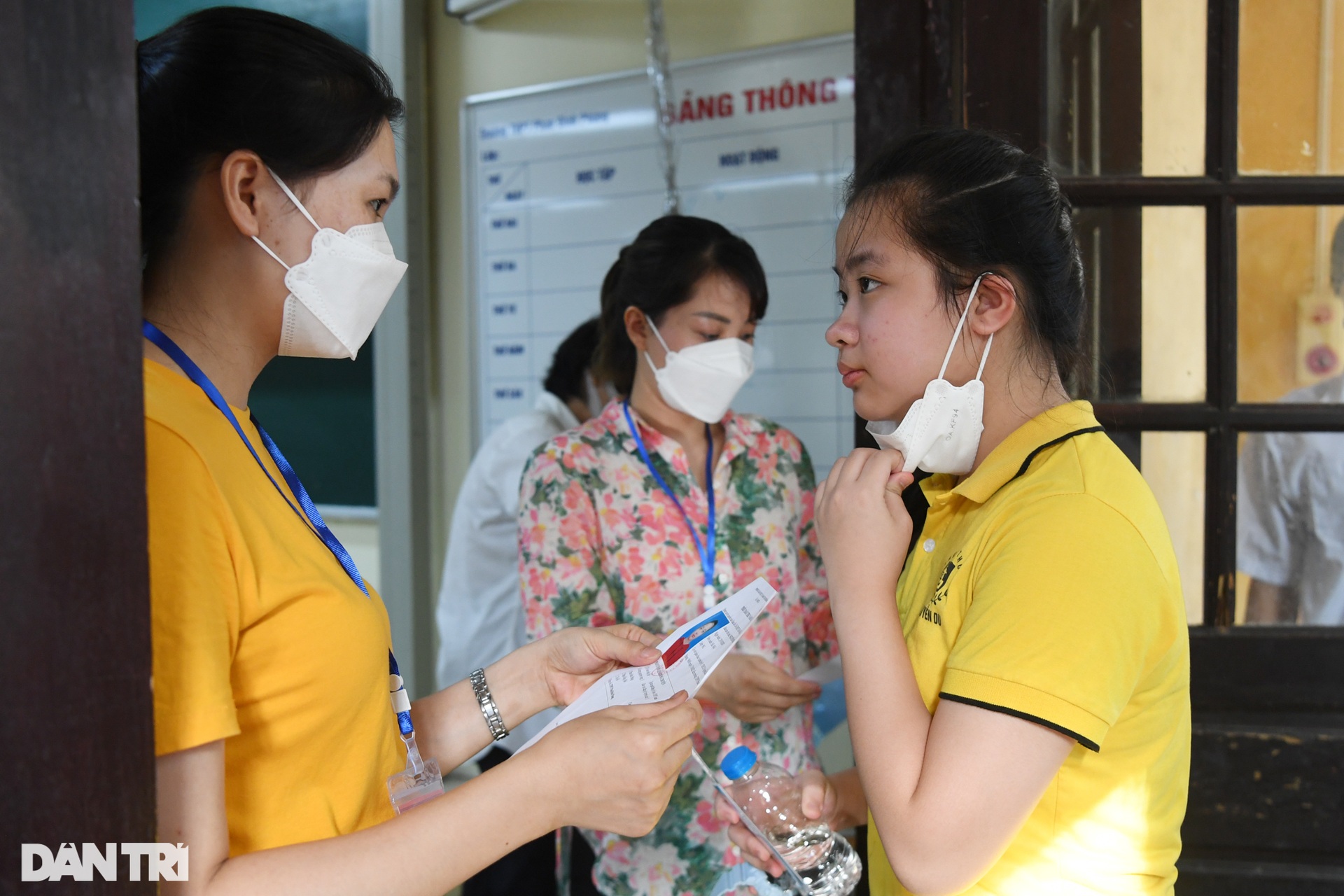 Những cái nắm tay ấm áp tiếp sức sĩ tử ngày thi đầu tiên kỳ thi vào 10 THPT - 11 Những cái nắm tay ấm áp tiếp sức sĩ tử ngày thi đầu tiên kỳ thi vào 10 THPT - 11