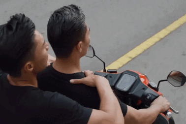 Xác minh hai nghệ sĩ xiếc không đội nón bảo hiểm "chồng đầu" đi xe máy