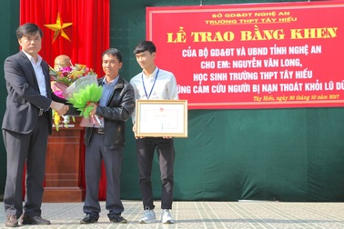 Bộ GD&ĐT tặng Bằng khen cho nam sinh dũng cảm cứu người trong nước lũ