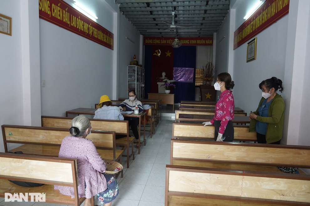 TPHCM: Trắng đêm giải quyết hồ sơ để tiền hỗ trợ kịp đến với người dân - 1 TPHCM: Trắng đêm giải quyết hồ sơ để tiền hỗ trợ kịp đến với người dân - 1