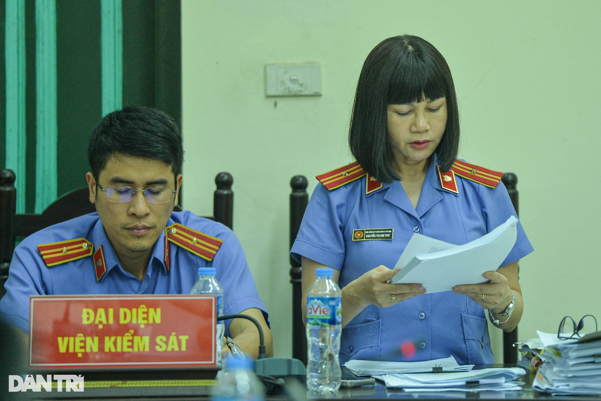 Xử đường dây đánh bạc nghìn tỷ: Người thân bị cáo ôm hàng rào sắt ngóng tin - 7 Xử đường dây đánh bạc nghìn tỷ: Người thân bị cáo ôm hàng rào sắt ngóng tin - 7