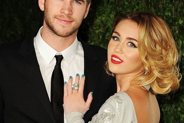 Miley Cyrus và Liam Hemsworth nối lại tình xưa