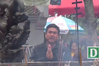 Dịch vụ đổi tiền lẻ, xe ôm “bủa vây” đền Trần trước đêm Khai ấn