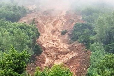 Bình Định sơ tán hàng chục hộ dân vì núi Cấm sạt lở