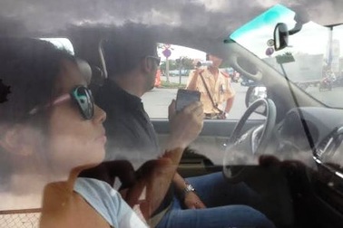 Vi phạm giao thông, người nước ngoài cố thủ trong xe, quay phim cảnh sát