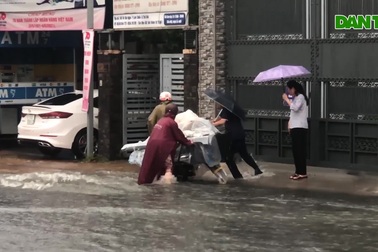 Nước chảy như thác trên đường phố, cuốn trôi xe máy