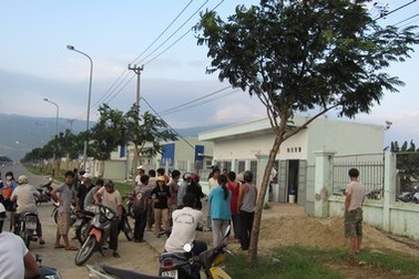 Hàng trăm người vây nhà máy xử lý nước thải “bốc mùi”