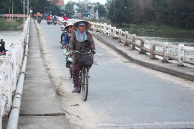 Người dân vẫn lưu thông trên cây cầu lún nửa mét dù... đã cấm