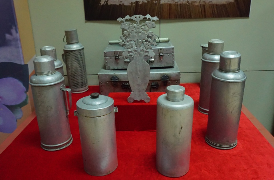 Ngắm những bình hoa, phích nước được bộ đội chế tác từ vũ khí của địch - 11 Ngắm những bình hoa, phích nước được bộ đội chế tác từ vũ khí của địch - 11