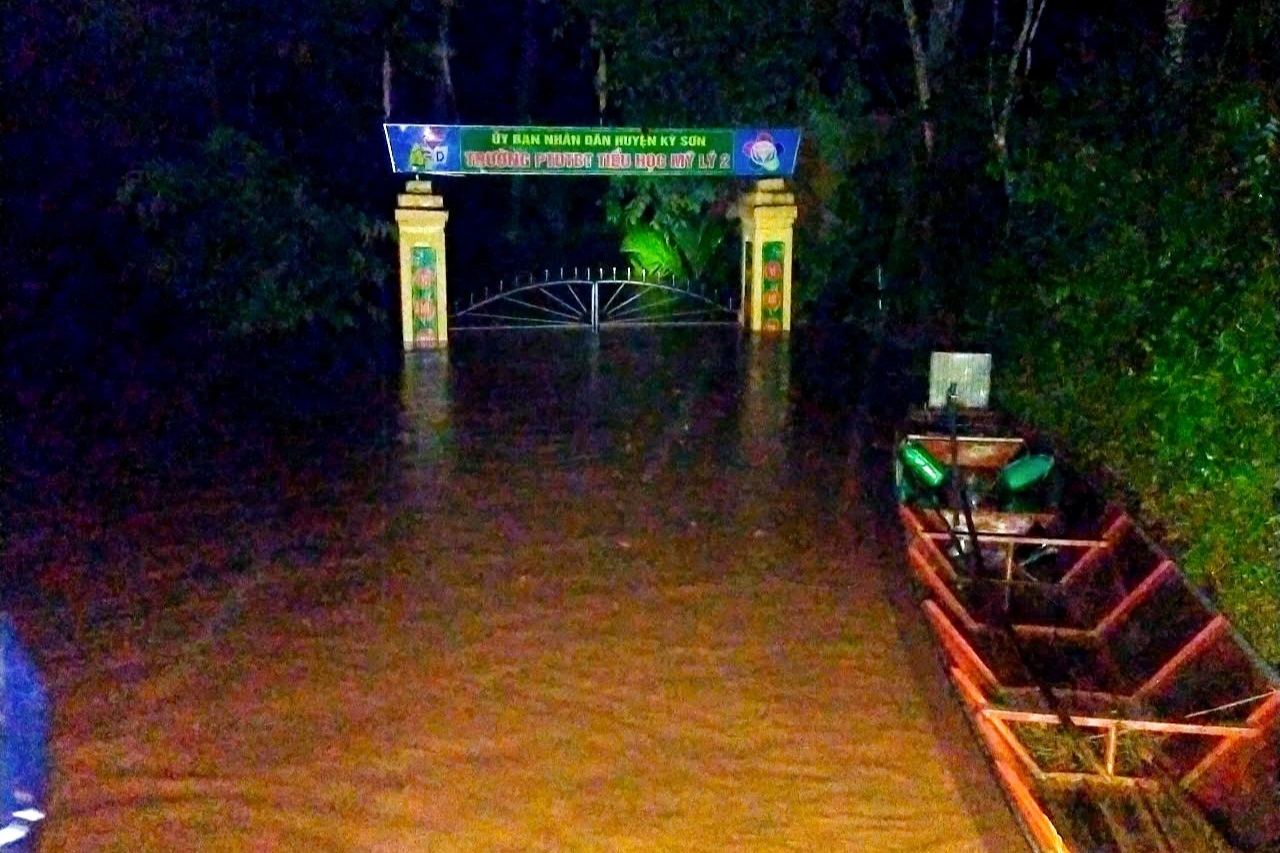 Lũ dâng cao chưa từng có, nhấn chìm trường học và hàng trăm nhà dân - 1