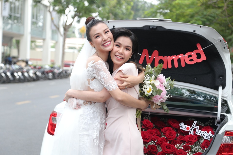 Trường Giang, Nhã Phương xúc động trong đám cưới “có một không hai” của Hoàng Oanh - 19 Trường Giang, Nhã Phương xúc động trong đám cưới “có một không hai” của Hoàng Oanh - 19
