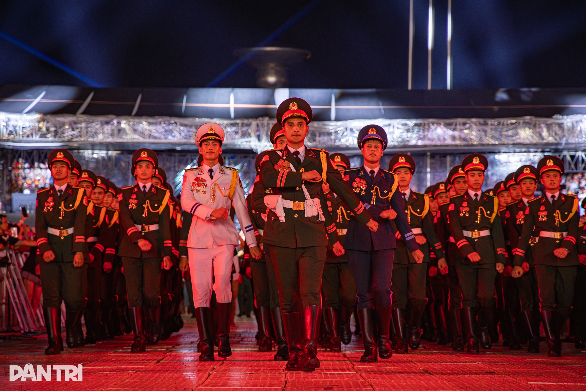 Tiết lộ về màn diễu binh nổi da gà của 68 chiến sĩ ở concert  50.000 người - 3