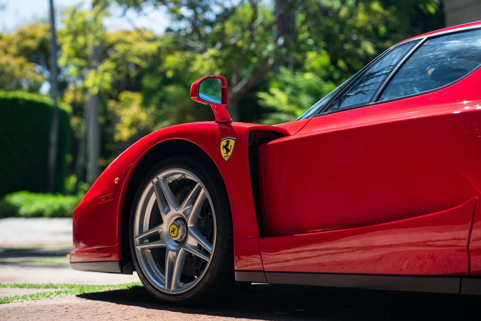 Soi chi tiết siêu xe Ferrari Enzo vừa lập kỷ lục bán đấu giá trực tuyến - 11 Soi chi tiết siêu xe Ferrari Enzo vừa lập kỷ lục bán đấu giá trực tuyến - 11
