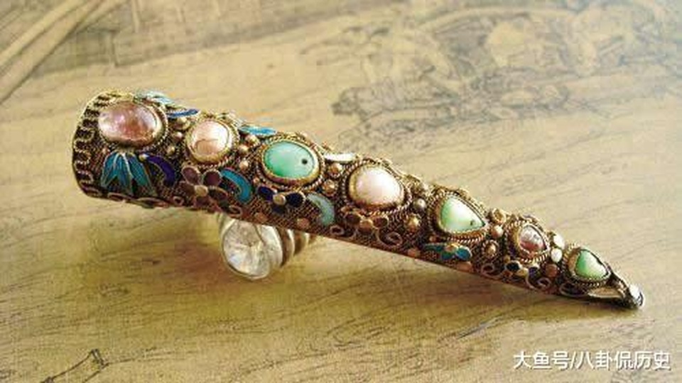 Bí ẩn phía sau bộ móng giả bằng vàng tinh xảo của cung tần, mỹ nữ nhà Thanh - 2 Bí ẩn phía sau bộ móng giả bằng vàng tinh xảo của cung tần, mỹ nữ nhà Thanh - 2