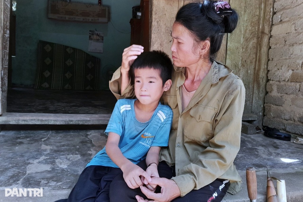 Mẹ bỏ đi, bố bị bệnh hiểm nghèo, con trai 9 tuổi sống trong nghèo khó - 5 Mẹ bỏ đi, bố bị bệnh hiểm nghèo, con trai 9 tuổi sống trong nghèo khó - 5