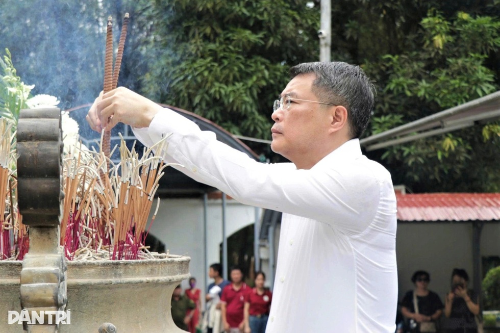 Trưởng ban Tổ chức Trung ương dâng hương tại nhiều địa chỉ đỏ dịp 27/7 - 5 Trưởng ban Tổ chức Trung ương dâng hương tại nhiều địa chỉ đỏ dịp 27/7 - 5