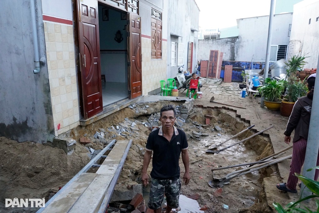 “Hố tử thần” xuất hiện giữa nhà dân sau bão Kalmaegi - 2