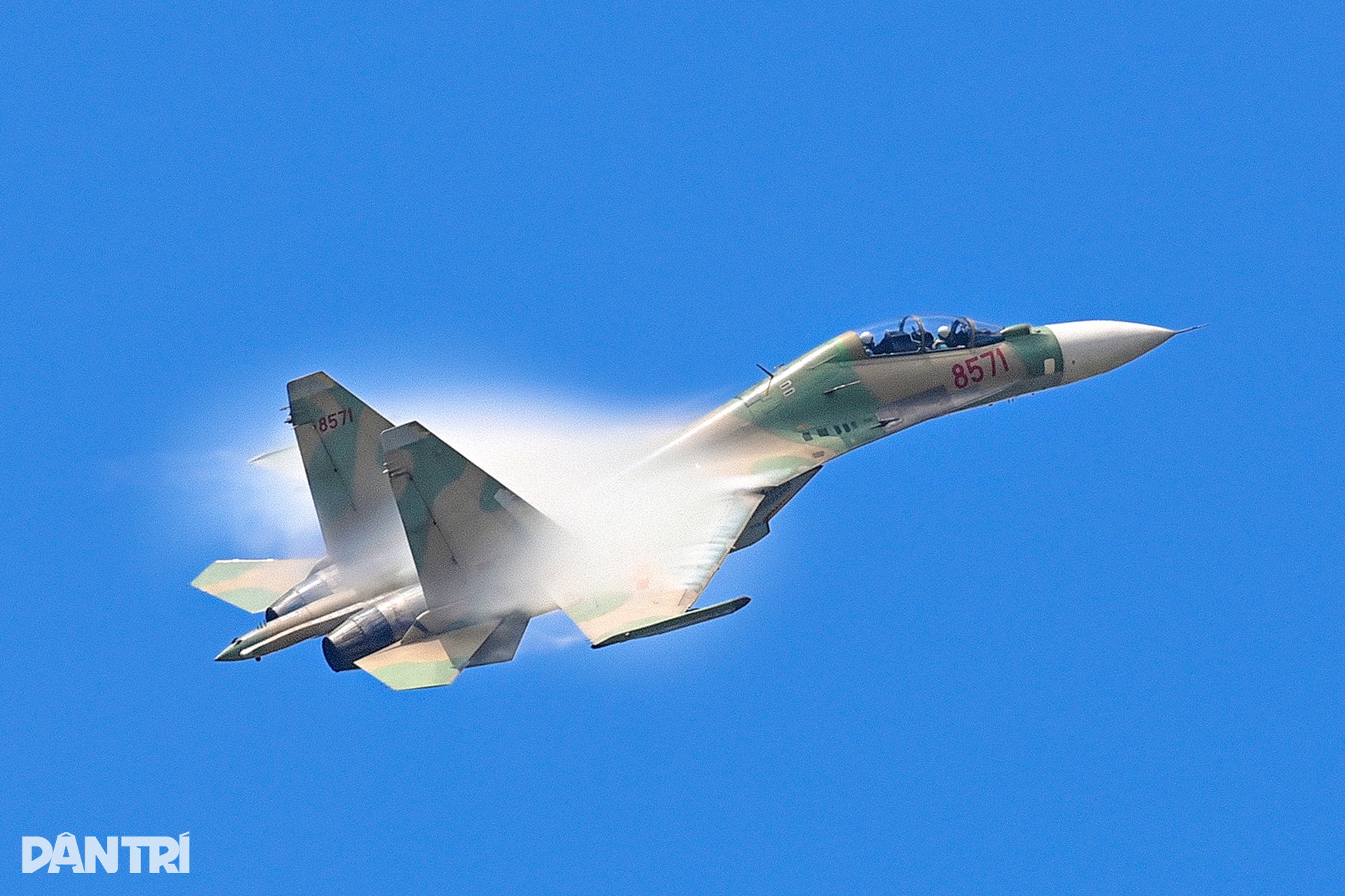 Khoảnh khắc SU-30MK2 xé gió, khí tụ kín lưng cánh như khoác mây trắng - 1 Khoảnh khắc SU-30MK2 xé gió, khí tụ kín lưng cánh như khoác mây trắng - 1