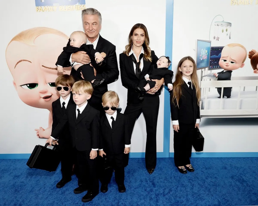 Vợ của tài tử Alec Baldwin đáp trả chỉ trích chuyện cha già, con cọc - 1 Vợ của tài tử Alec Baldwin đáp trả chỉ trích chuyện cha già, con cọc - 1