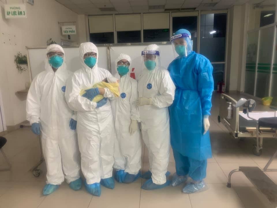 Bé trai chào đời trong phòng mổ dã chiến lúc nửa đêm - 6 Bé trai chào đời trong phòng mổ dã chiến lúc nửa đêm - 6