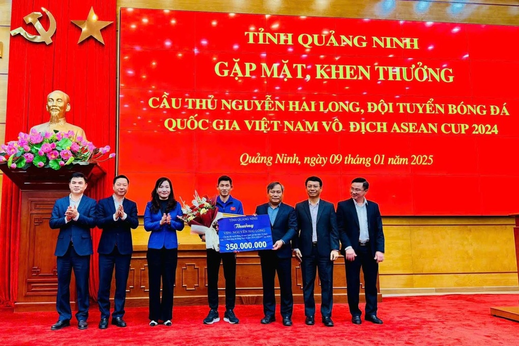 Tiền vệ Hai Long nhận gần 500 triệu đồng khen thưởng từ tỉnh Quảng Ninh - 1 Tiền vệ Hai Long nhận gần 500 triệu đồng khen thưởng từ tỉnh Quảng Ninh - 1