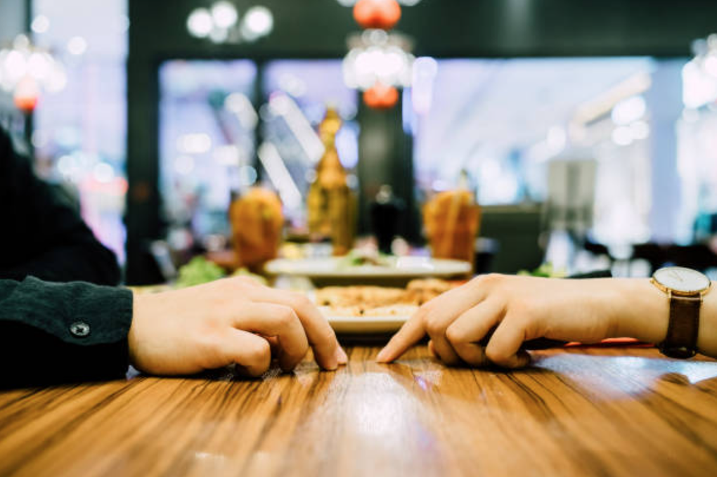 Đưa vợ cũ đi ăn tối, hành động của cô ấy khiến chồng thêm hối hận - 1 Đưa vợ cũ đi ăn tối, hành động của cô ấy khiến chồng thêm hối hận - 1