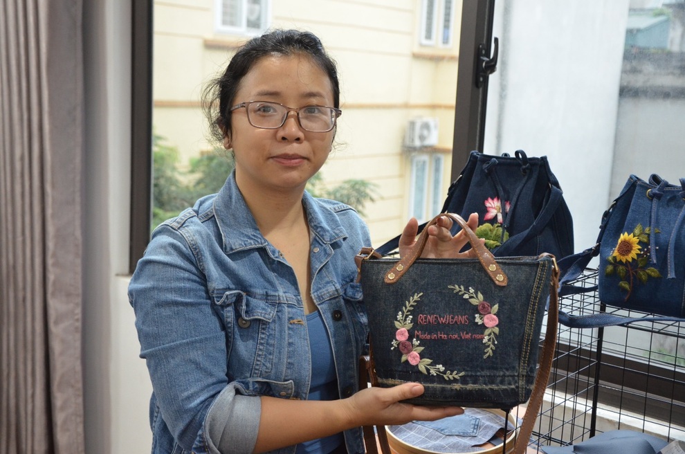 Người phụ nữ kéo dài vòng đời cho những chiếc quần jean cũ - 1 Người phụ nữ kéo dài vòng đời cho những chiếc quần jean cũ - 1