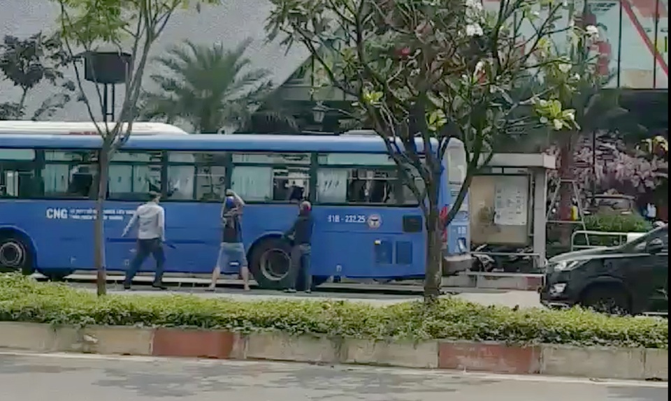 Nhóm thanh niên ngang nhiên đập nát kính xe buýt ở TPHCM - 2 Nhóm thanh niên ngang nhiên đập nát kính xe buýt ở TPHCM - 2
