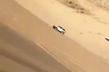 Khó tin với những màn leo dốc cát thẳng đứng của “dân chơi” Ả rập