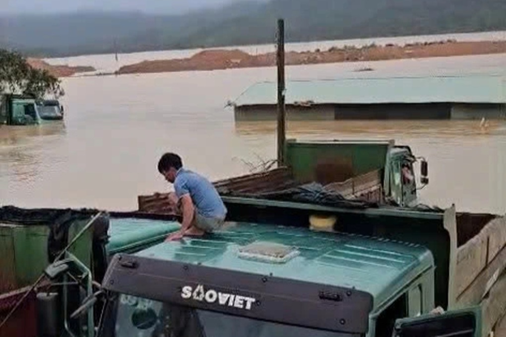 Cứu hộ thành công hơn 40 công nhân bị cô lập trong lũ - 1