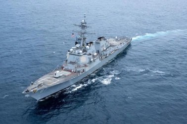 Iran tuyên bố buộc tàu chiến Mỹ lùi xa Hormuz hơn 400km