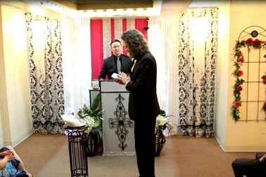 Tổ chức lễ cưới với... chiếc điện thoại