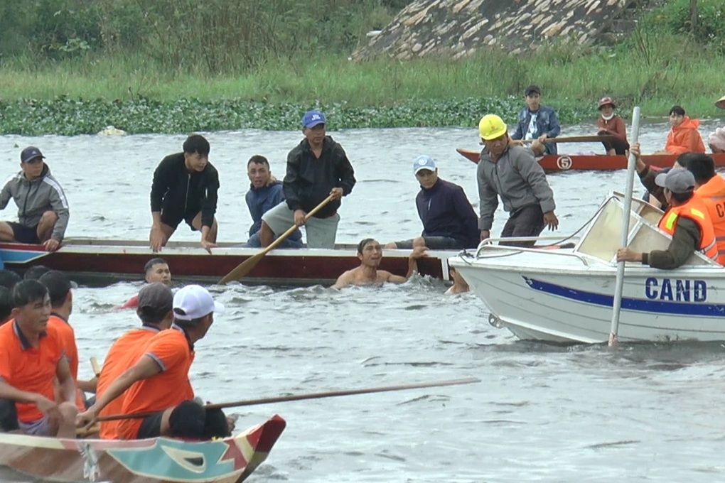 Lật ghe, 3 tay đua rớt xuống sông - 2 Lật ghe, 3 tay đua rớt xuống sông - 2