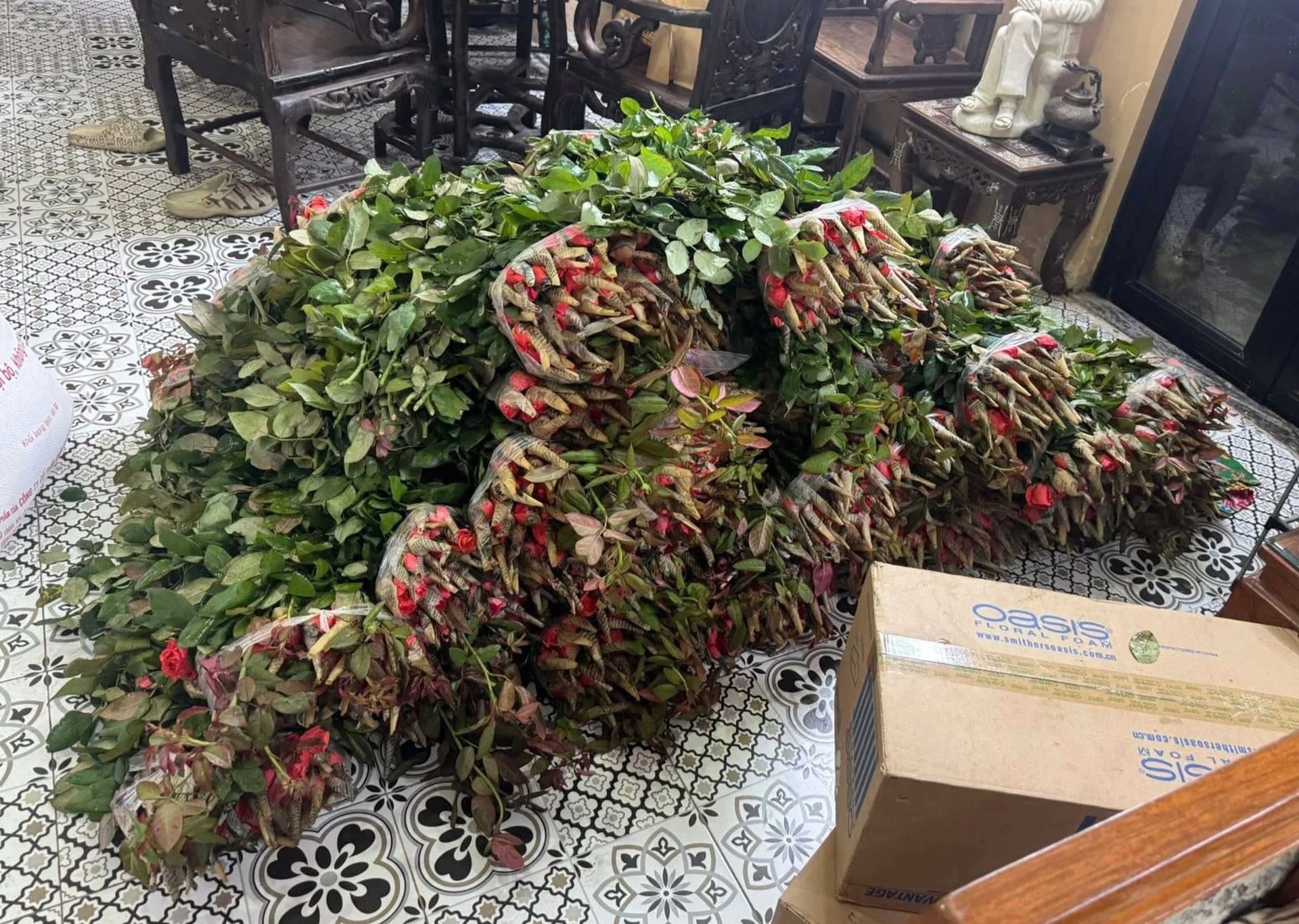 Người phụ nữ ở Hà Nội mua 5.000 bông hồng nhuộm đỏ sân thượng 200m2 - 2 Người phụ nữ ở Hà Nội mua 5.000 bông hồng nhuộm đỏ sân thượng 200m2 - 2