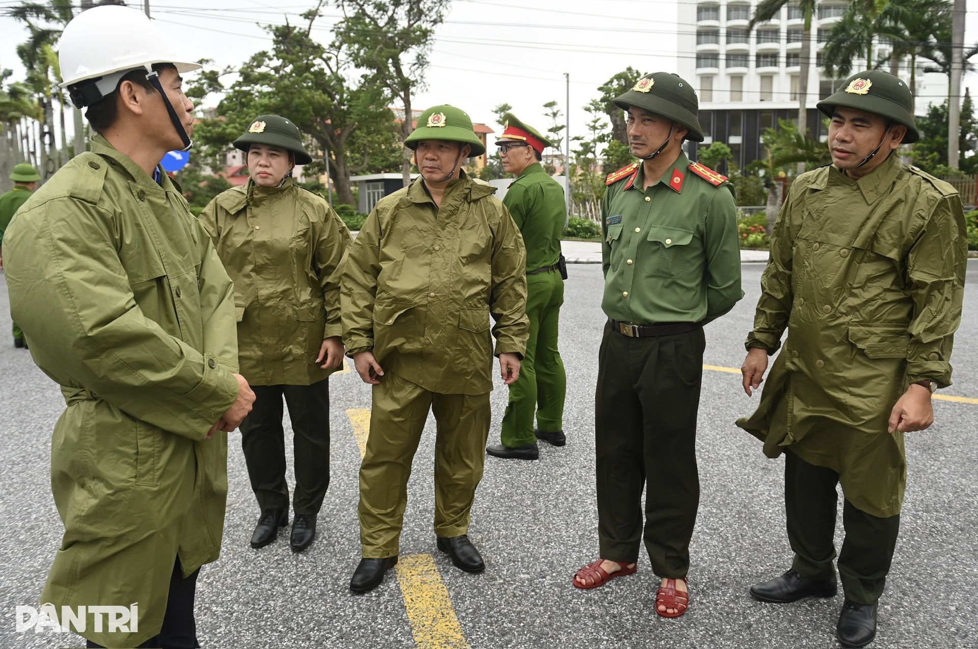 Sóng biển Đồ Sơn cao 8m, xe cảnh sát hú còi nhắc dân về nơi an toàn - 11
