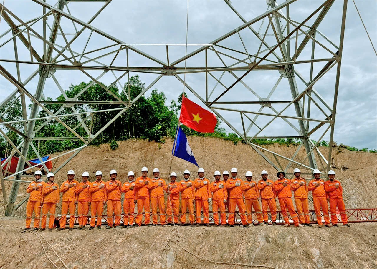 Tổ xung kích công ty điện lực Kiên Giang vượt nắng thắng mưa đưa dòng điện 500kv về đích