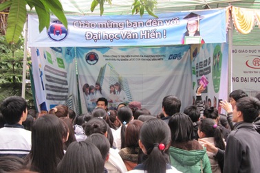 Nghệ An: Hàng ngàn HS dự chương trình tư vấn mùa thi 2011