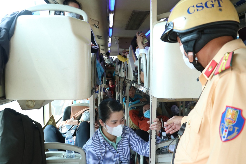 CSGT TPHCM phát hiện xe khách 40 chỗ nhồi nhét 64 người - 2 CSGT TPHCM phát hiện xe khách 40 chỗ nhồi nhét 64 người - 2