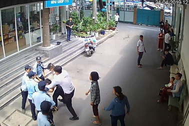 TPHCM: Bảo vệ bệnh viện đánh nhau với tài xế xe cấp cứu, 6 người bị thương