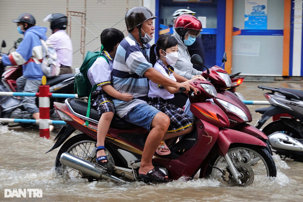 Người dân Cần Thơ vật lộn với đợt triều cường, nước tràn vào bệnh viện - 3 Người dân Cần Thơ vật lộn với đợt triều cường, nước tràn vào bệnh viện - 3