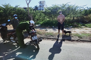 Dắt chó đi dạo, người đàn ông bị đề nghị phạt 7,5 triệu đồng