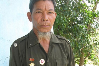 Một tay gửi lại chiến trường