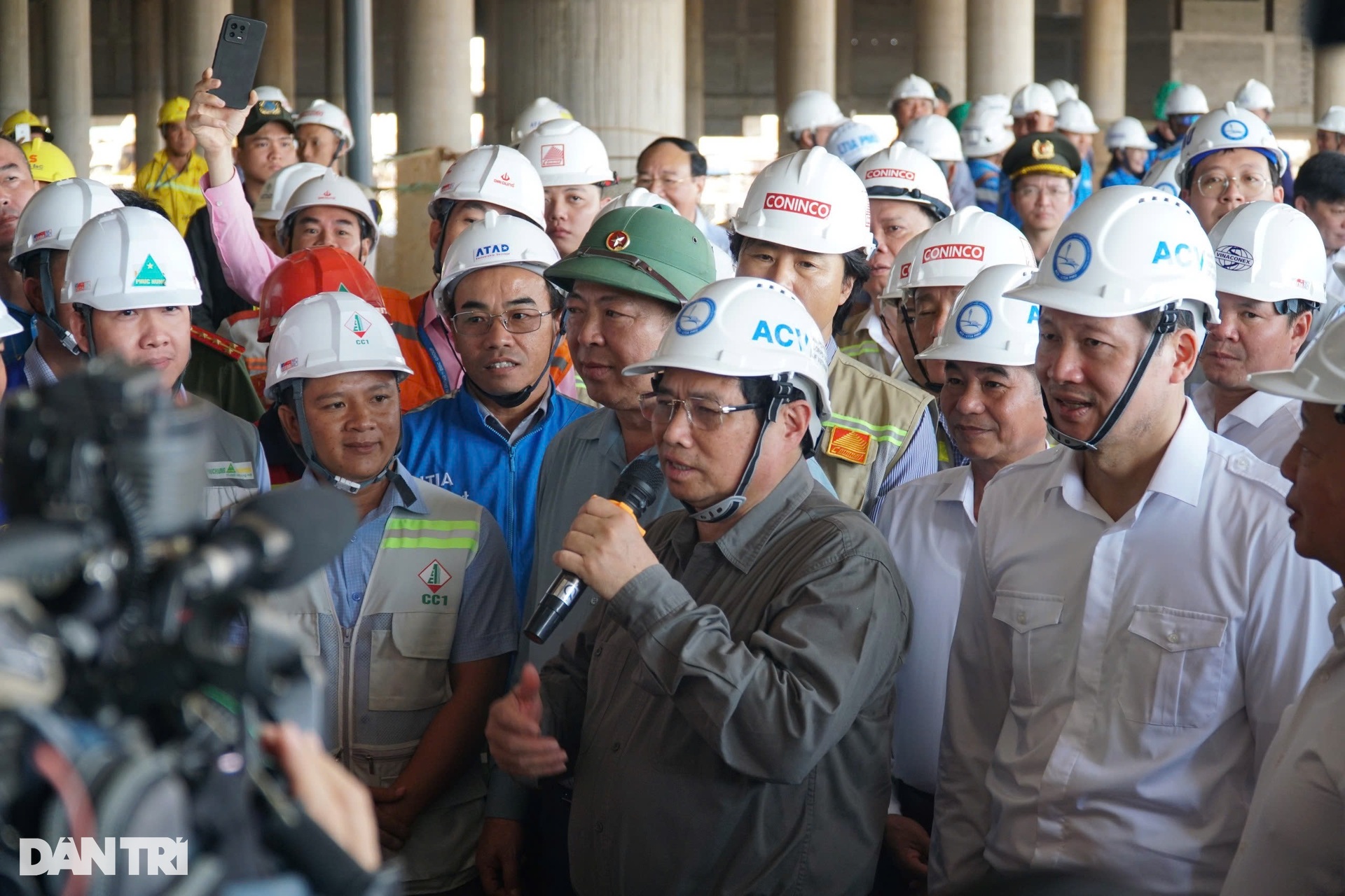 Thủ tướng thị sát, lì xì người lao động tại sân bay Long Thành đầu xuân - 6 Thủ tướng thị sát, lì xì người lao động tại sân bay Long Thành đầu xuân - 6