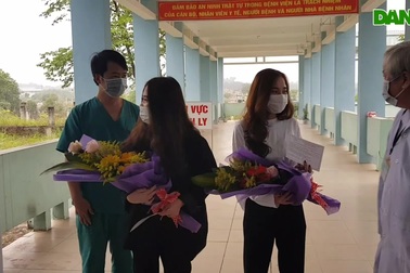 Hai cô gái âm tính với virus Corona vui mừng xuất viện sau 14 ngày cách ly.