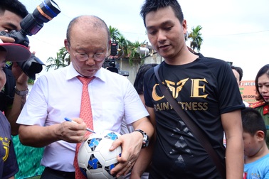 Huấn luyện viên Park Hang-seo giao lưu với người hâm mộ Quảng Ngãi