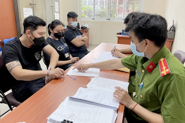 Bắt giam tài xế siêu xe Ferrari chống đối CSGT, khởi tố người bạn gái