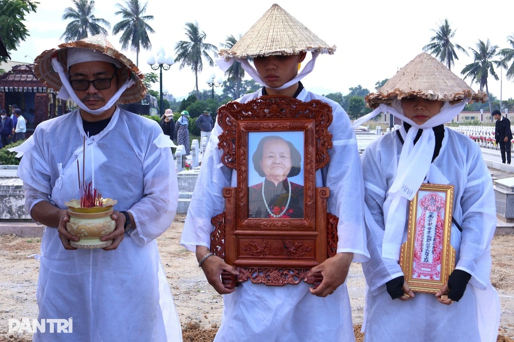 Tiễn đưa Mẹ Việt Nam anh hùng, con gái Mẹ Nguyễn Thị Thứ về cõi vĩnh hằng - 3 Tiễn đưa Mẹ Việt Nam anh hùng, con gái Mẹ Nguyễn Thị Thứ về cõi vĩnh hằng - 3